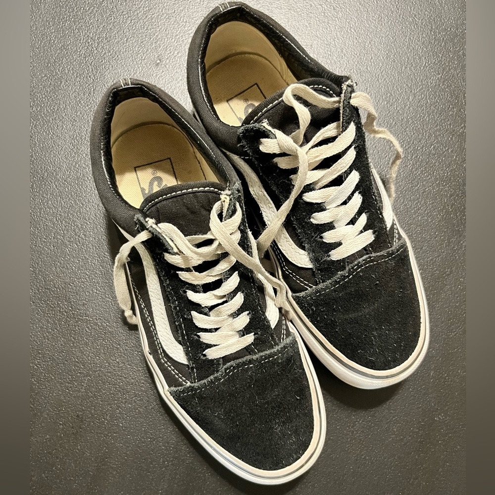 Vans Classic Black and White Low Tops Women’s 7.5 Men’s 6